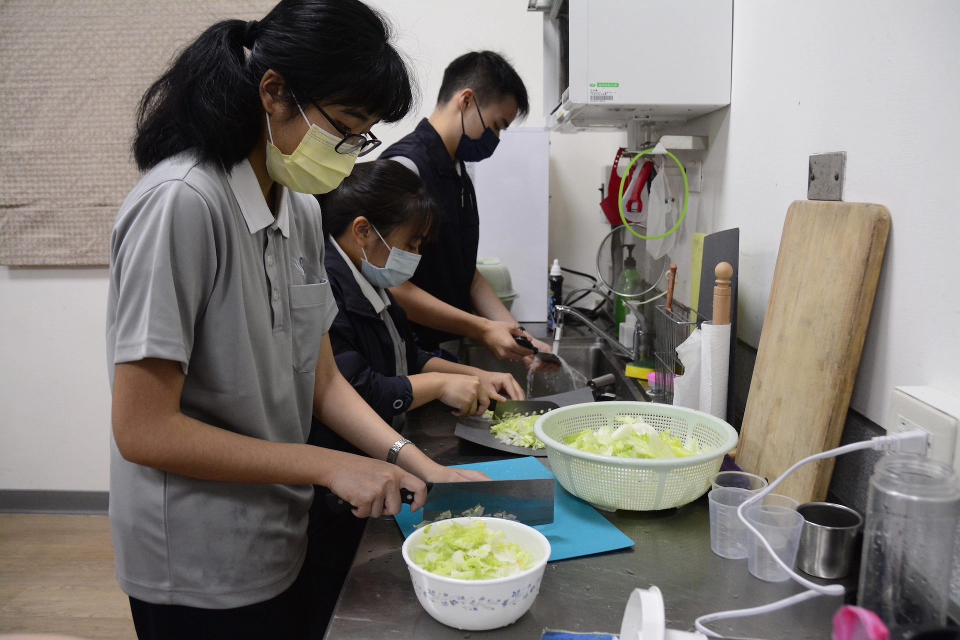 從備菜到烹煮,都由外籍學生全權負責。