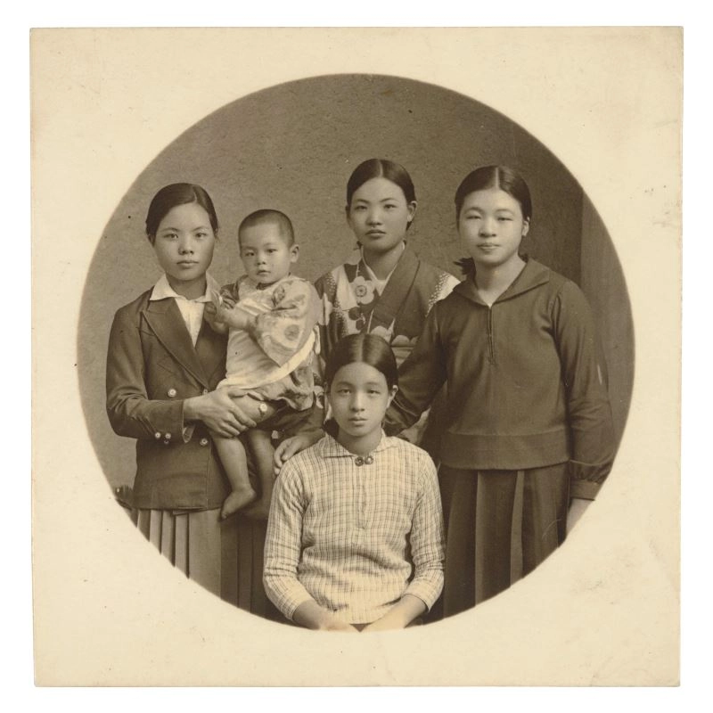 金淼寫真館,韶光,1935-1945,7.7_×_7.6_cm,明膠銀鹽相紙,國家攝影文化中心典藏。