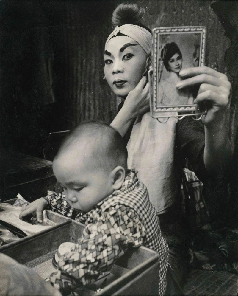 黃伯驥,〈上妝〉,1966,38.3_×_30.5_cm,明膠銀鹽相紙,國家攝影文化中心典藏。