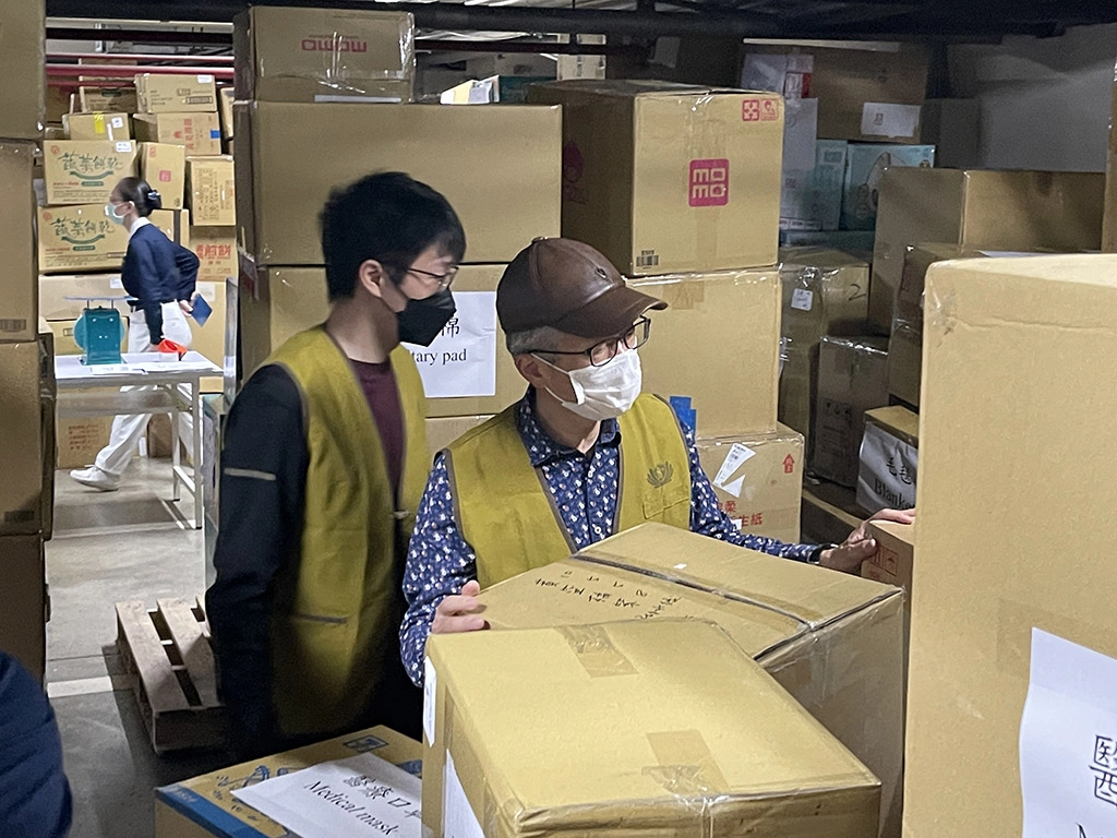 外交部鄭泰祥公使,帶著兒子鄭廉一起來參加物資打包,愛與善傳承,看到年輕一代的希望。