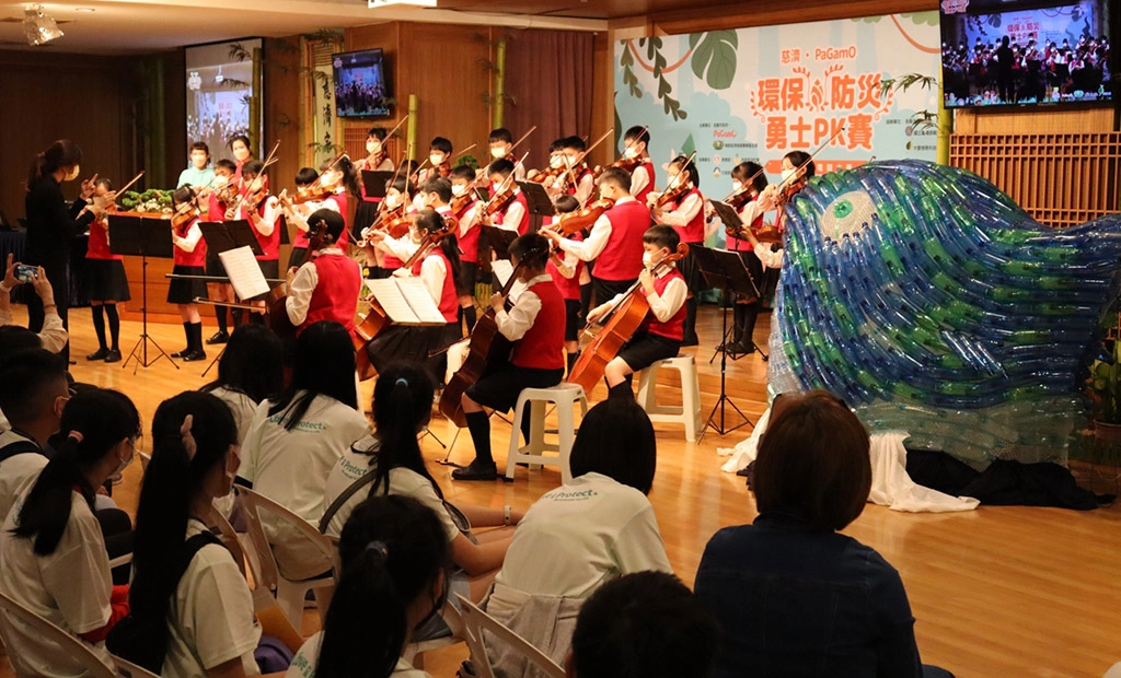 孩子、家長、教師三方組合成的「親、師、生」關係,深入遊戲、落實日常,讓環境教育扎根小小心靈,傳承永續發展的善循環。