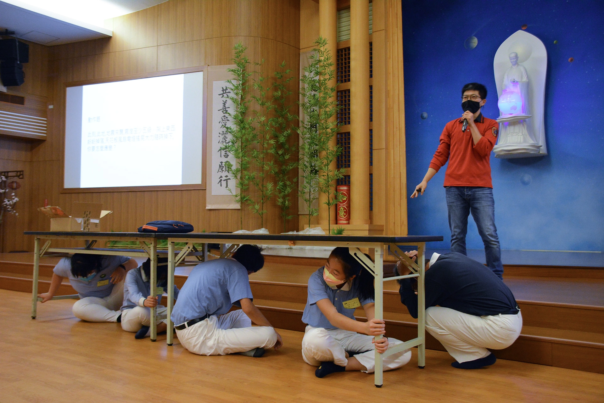 在地震防災的避難，三個動作「趴下、掩蓋、穩住」。