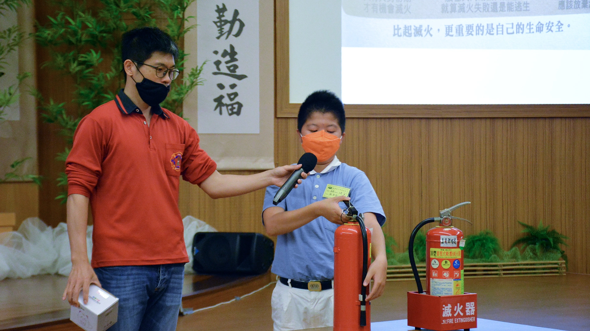 消防員潘續文教官設計了防火防災闖關遊戲，讓學生家長建立正確觀念。