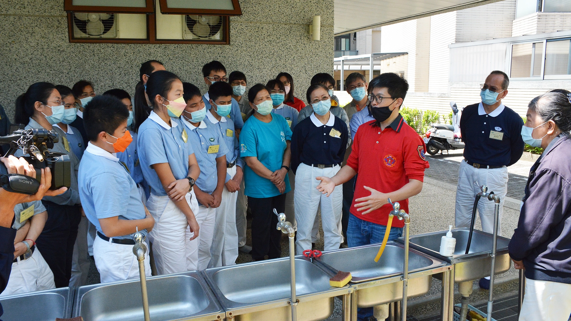 潘教官示範「沖、脫、泡、蓋、送」動作。