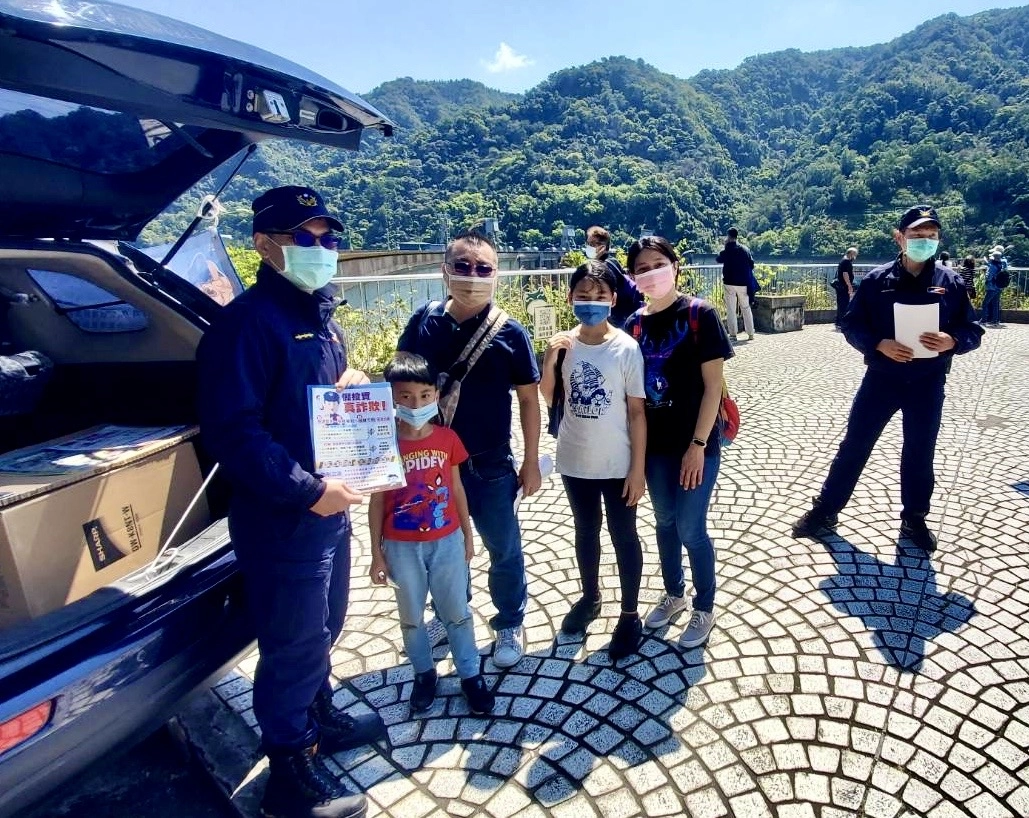 臺北市保安警察大隊派駐水庫小隊,透過海報及文宣品的發放,使民眾更加了解安全駕駛觀念及最新詐騙手法。