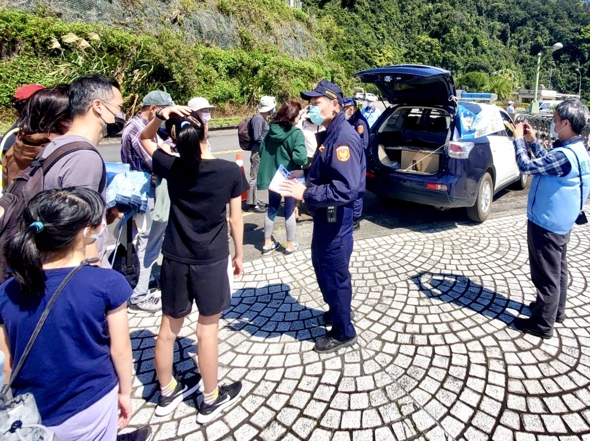 臺北市保安警察大隊派駐水庫小隊設立宣導站,實施交通安全及反詐騙訊息的解說。