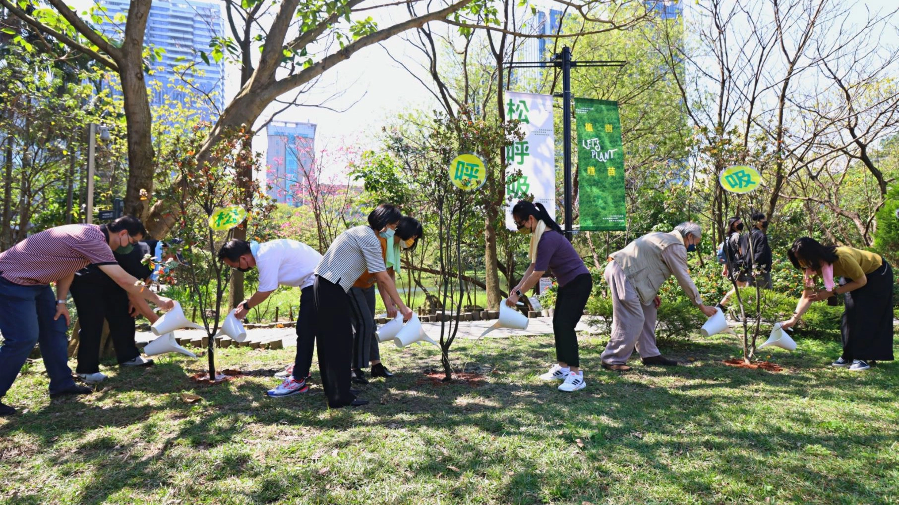 包括臺北市政府文化局科長郭佩瑜、臺北市信義區區長游竹萍、台北市文化基金會副執行長鄭喻文、松山文創園區總監陳玉秀、松山高中校長陳清誥、光復國小校長賴俊賢、信義區社區大學校長陳詠晨和漢聲創辦人黃永松共8位貴賓參與貴賓一同種下園區裡第一株田代氏石斑木,高達1米8的臺灣特有種樹木,象徵信義松菸無圍牆博物館的夥伴攜手前行,共生共榮共好!