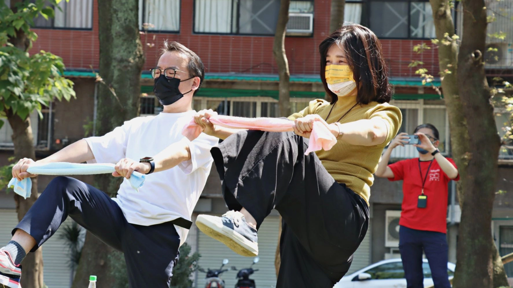 邀請貴賓們一起「松呼吸」做毛巾伸展操,享受松菸的陽光及綠地