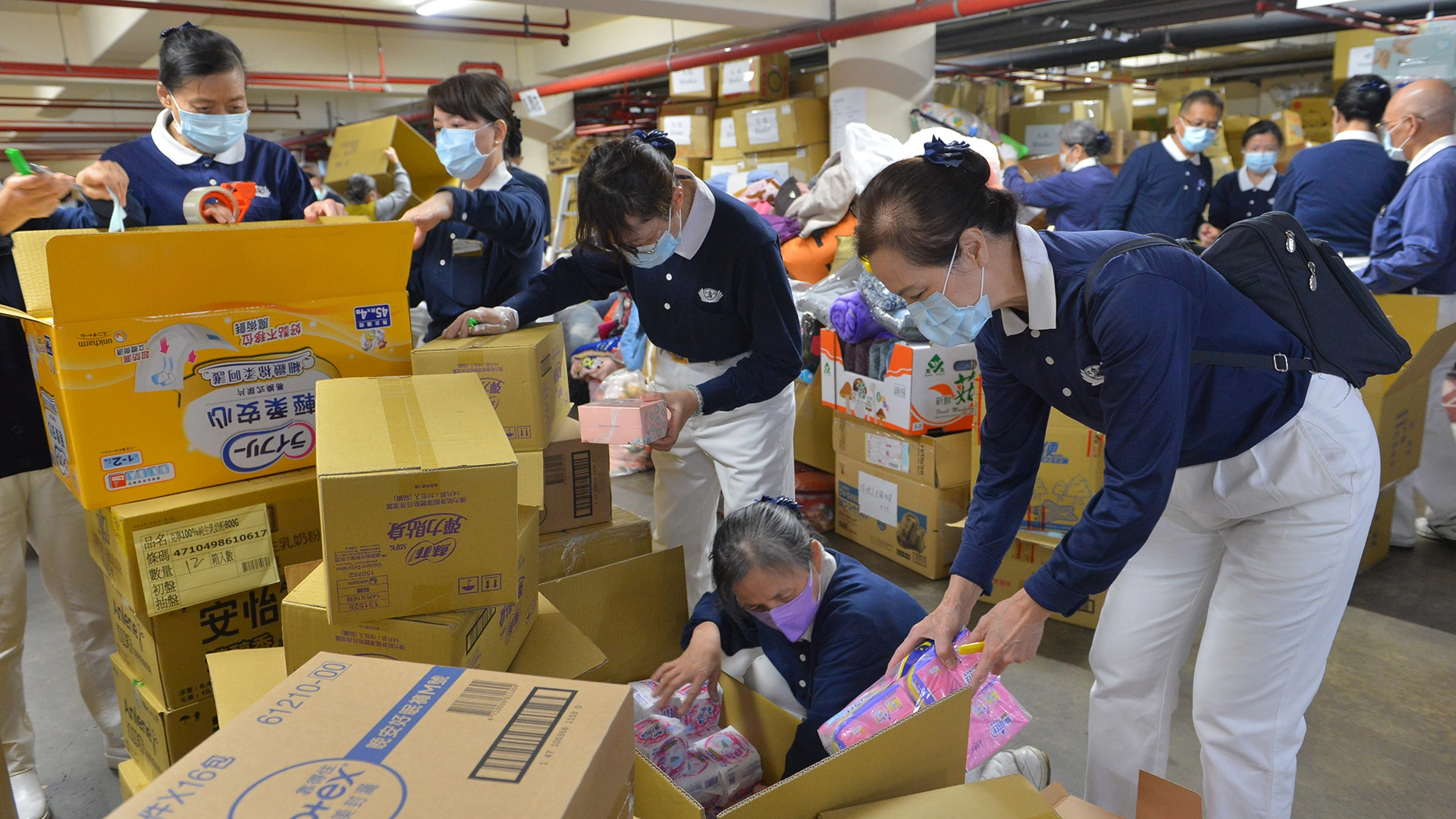 慈濟志工持續進行援烏難民物資打包,已完成6千箱20品項、14類藥品裝箱。