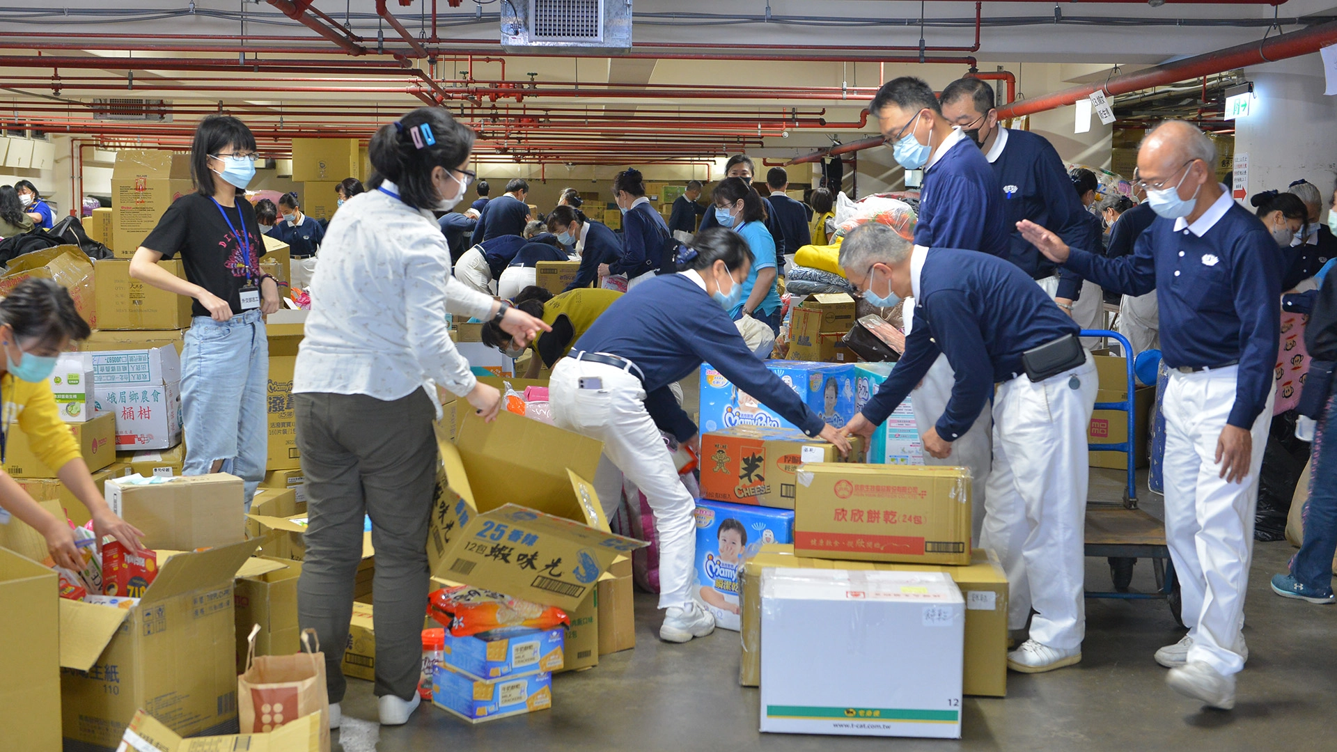 慈濟志工持續進行援烏難民物資打包,已完成6千箱20品項、14類藥品裝箱。