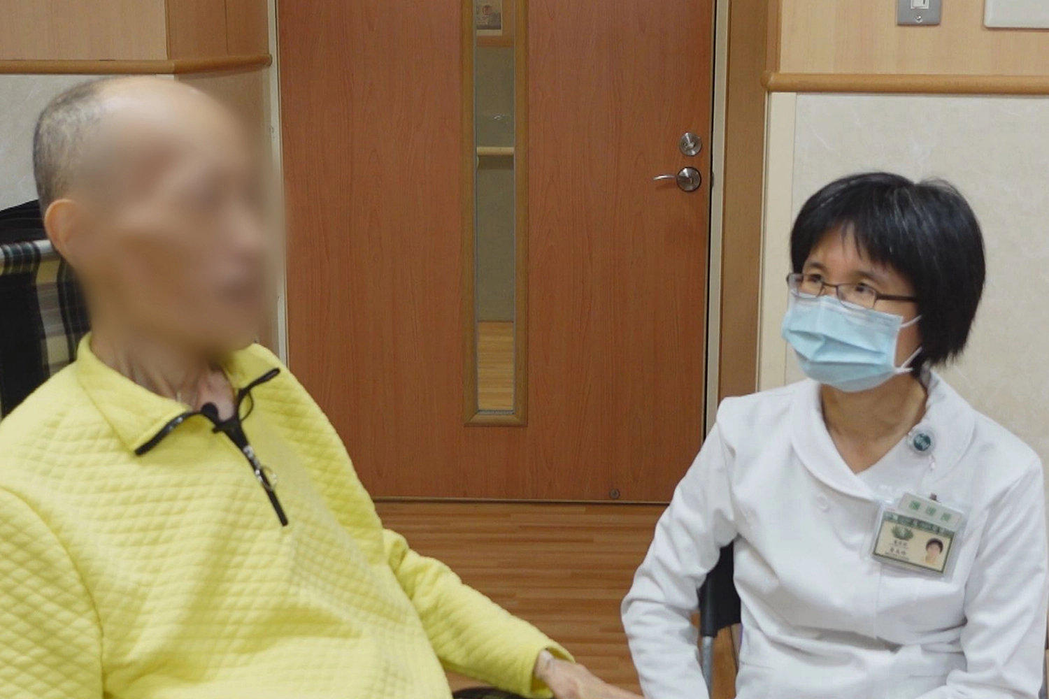 (左)裴先生一邊喝咖啡，一邊跟著(右)黃美玲護理長輕鬆聊天。