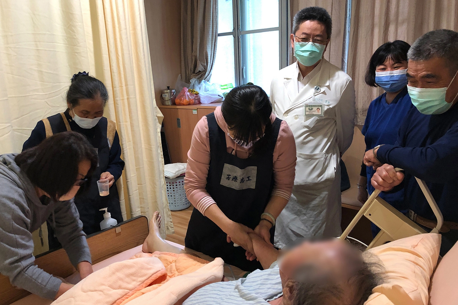心蓮病房每個房間都有窗戶，可以讓病人舒適、放鬆的享受陽光和微風。