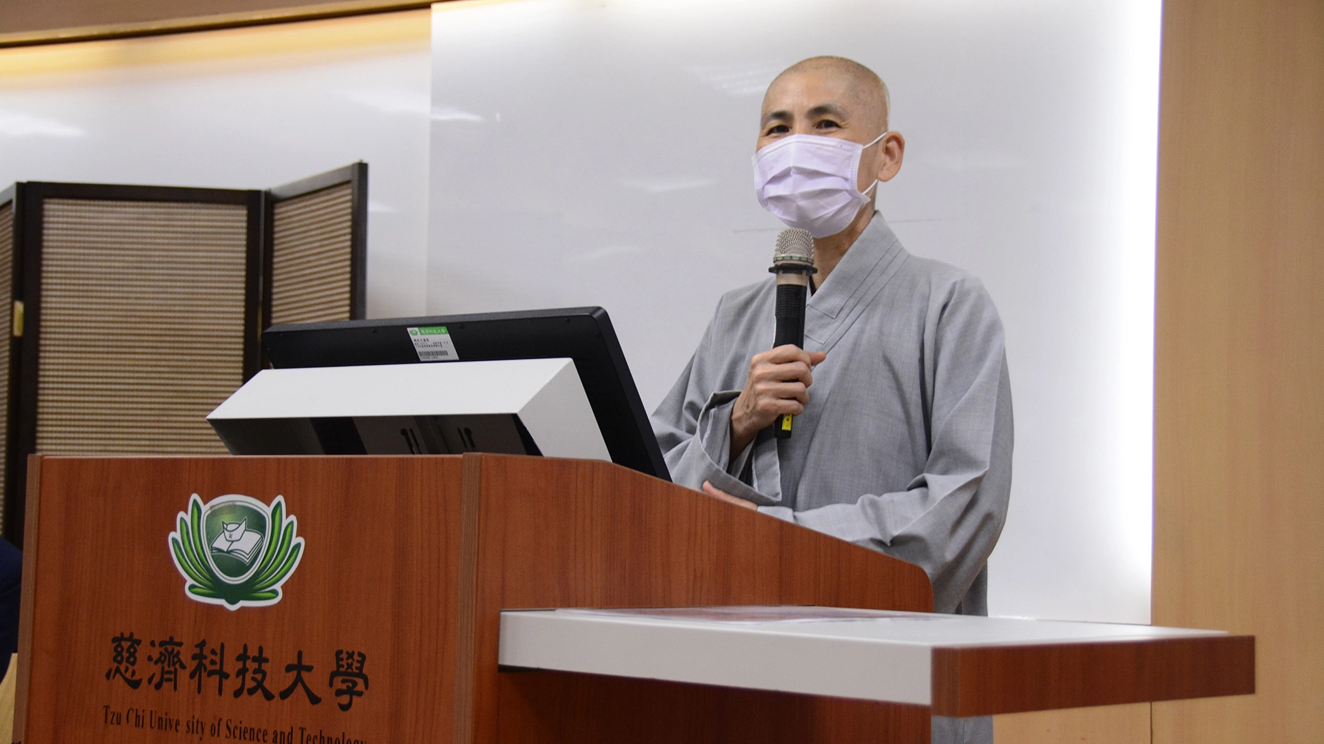 德禪法師以「盤點生命續慧命」為題分享,反問與會教職員「為什麼要讀書?是為了考試嗎?畢業了還要讀書嗎?」舉例來說,度秒如日這句話,對你我無感,對烏克蘭難民,卻是再真實不過的當下。