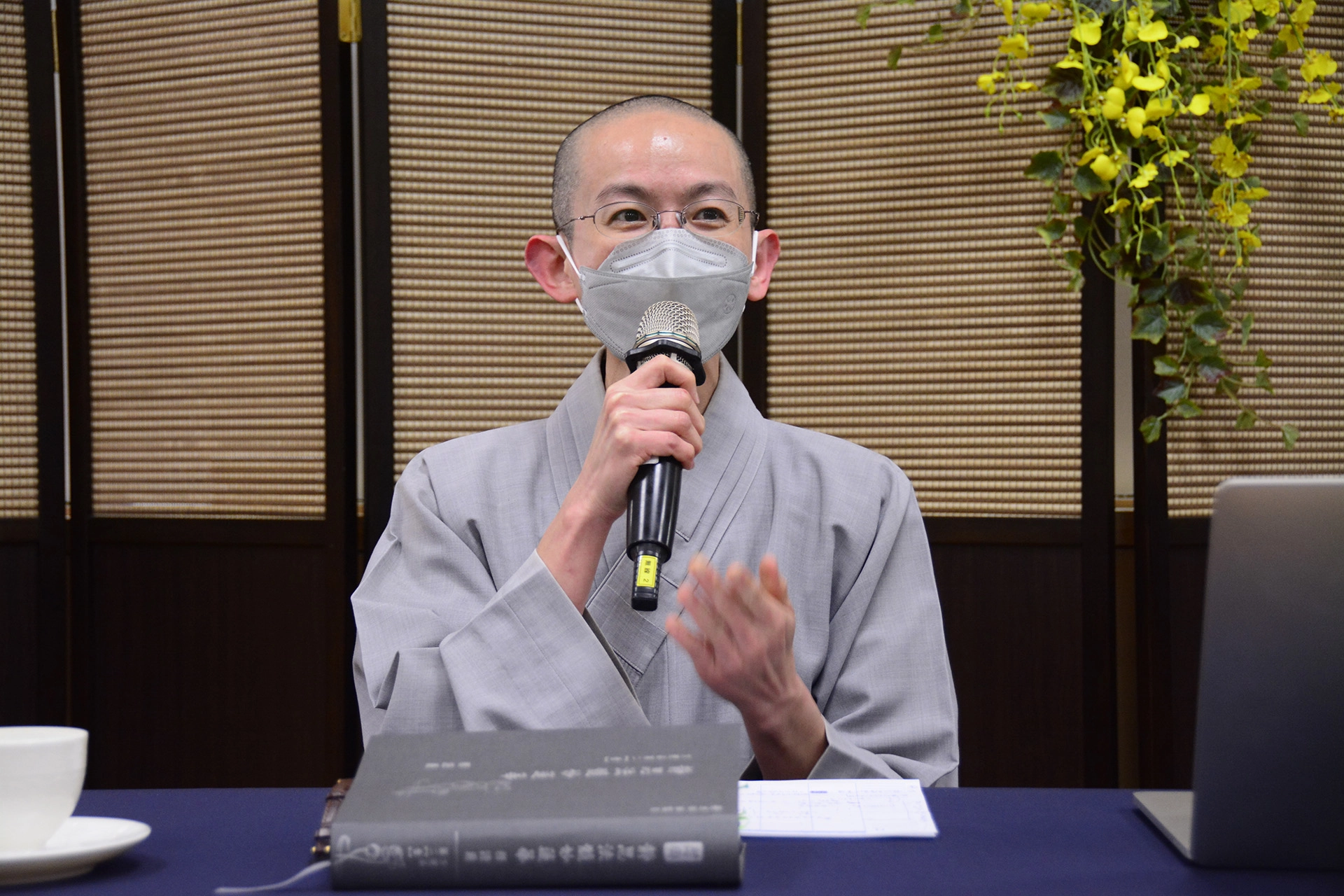 在靜思精舍德禪、德澄法師(如圖)的帶領下,慈濟科技大學首度舉辦靜思法髓妙蓮華品書會導讀。