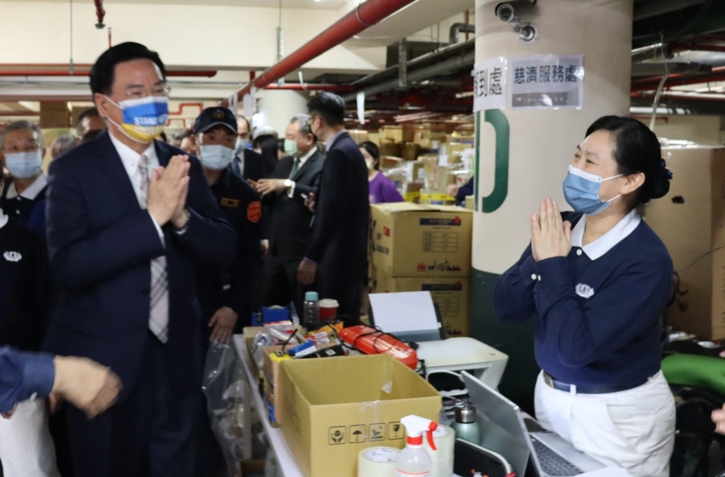 慈濟志工3月11日起在現場設立服務處,配合外交部協助彙整大批的物資,每天動員逾百位志工。