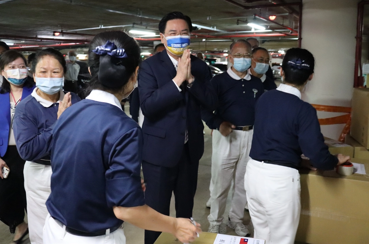 「臺灣人民愛心的展現,全世界都看到了」!吳釗燮部長18日下午至物資募集現場深深向各方志工人員致上無盡的感恩。