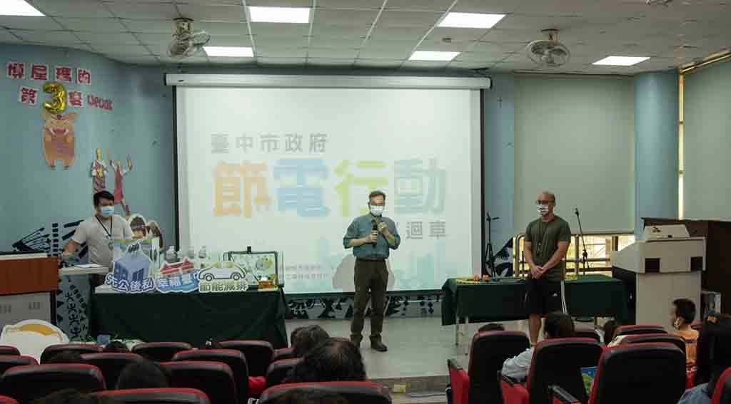 永續發展及低碳城市推動辦公室執行長黃晴曉出席與學生同樂。