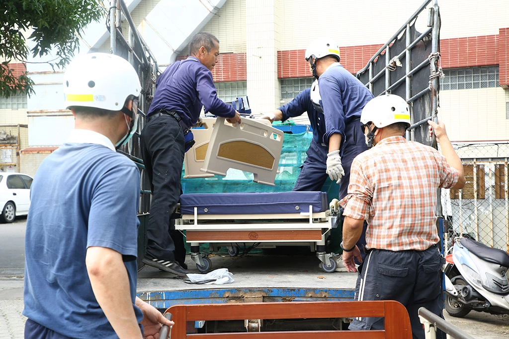 慈濟嘉義志工啟動輔具平台結緣,清理後正式送給需要的案家。
