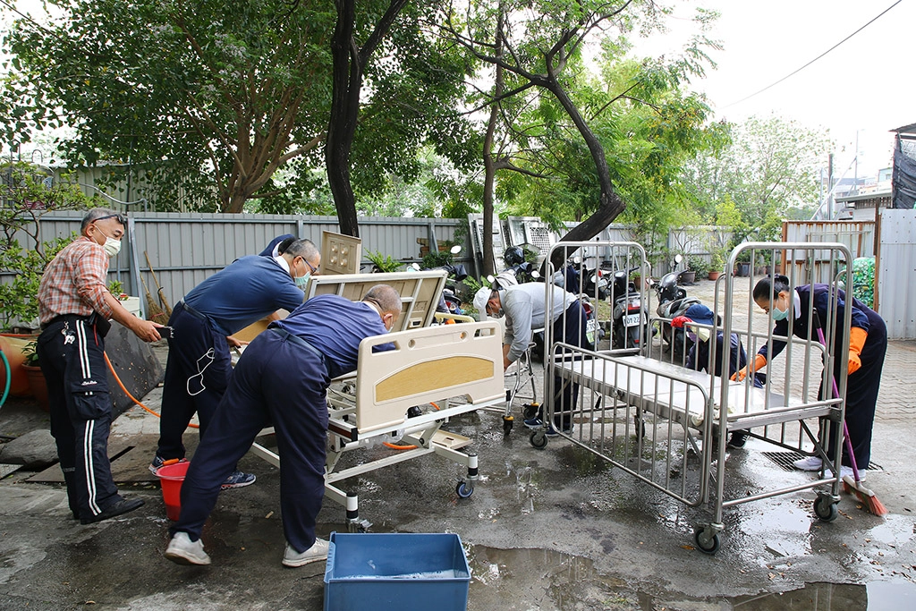 慈濟嘉義志工啟動輔具平台結緣,志工再送出病床前用心的一一清理與整理。