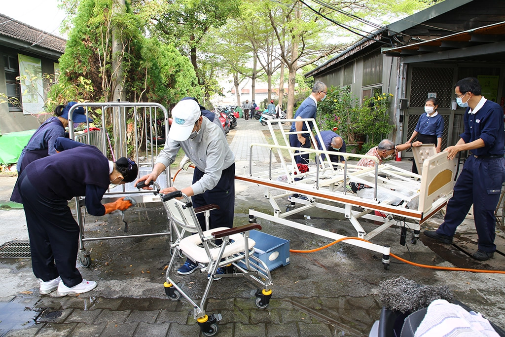 慈濟嘉義志工啟動輔具平台結緣,志工再送出病床前用心的一一清理與整理。