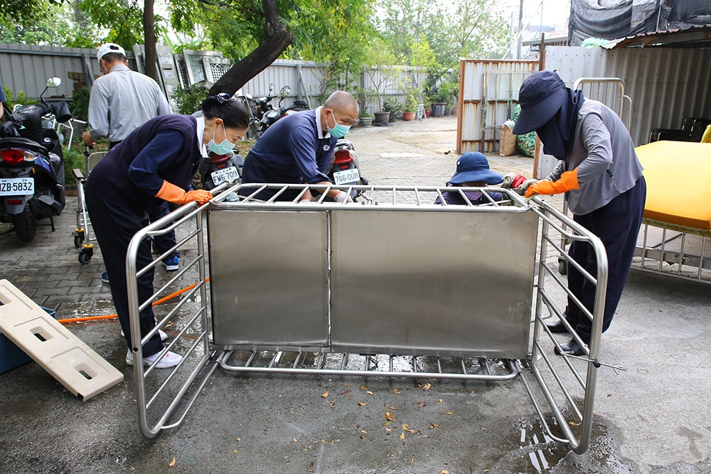 慈濟嘉義志工啟動輔具平台結緣,志工再送出病床前用心的一一清理與整理。