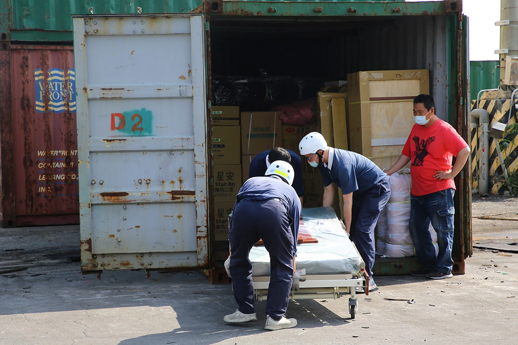 慈濟嘉義志工啟動輔具平台結緣,志工將清理完成的病床送往碼頭將運往澎湖給有需要的案家使用。
