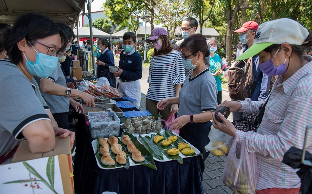在慈濟板橋志業園區推廣蔬食愛地球公益園遊市集,以實際行動號召大眾運動健康護地球。