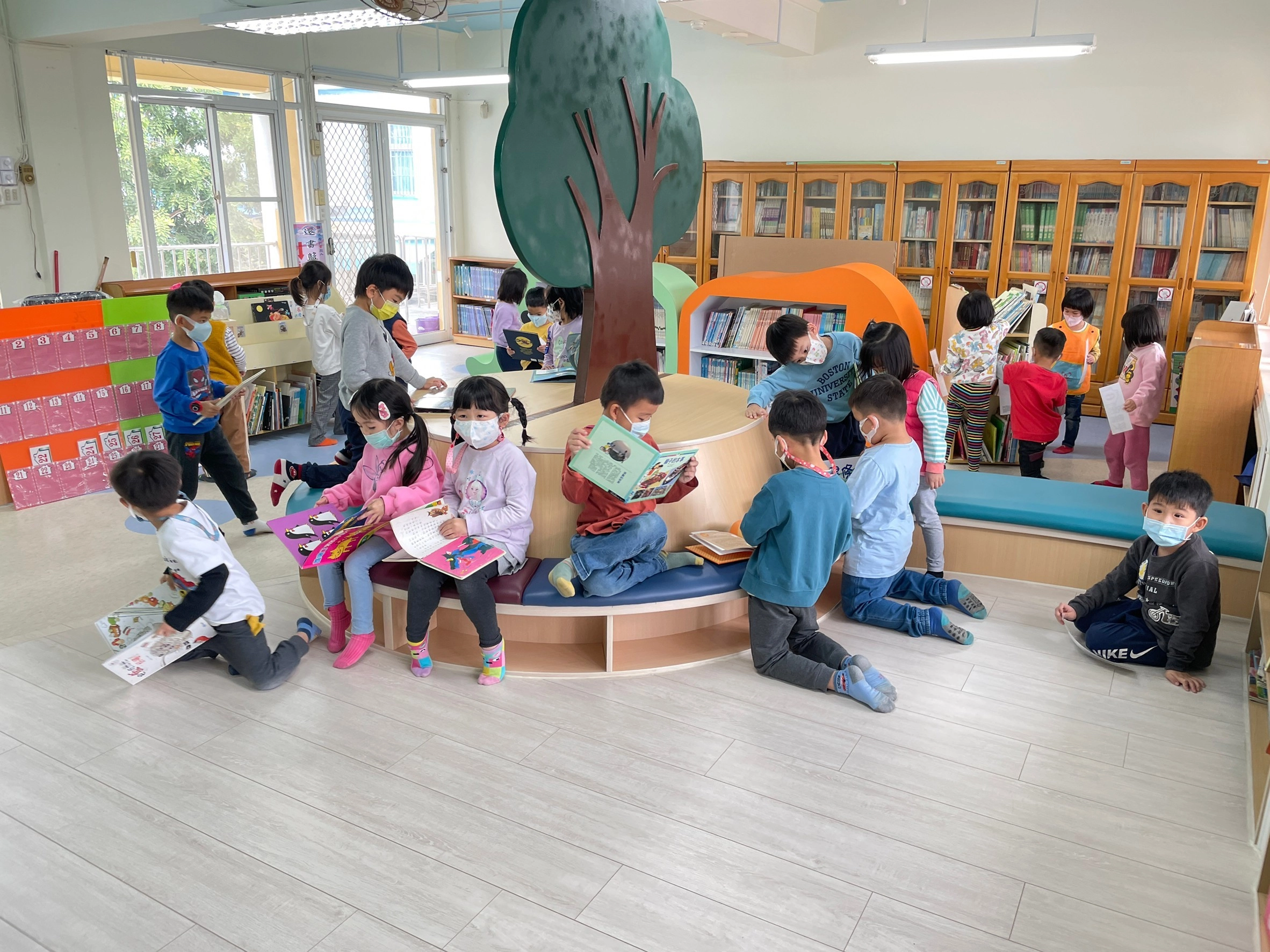 臺南市立第一幼兒園的森林風意象圖書室,以藍天綠地為意象設計。