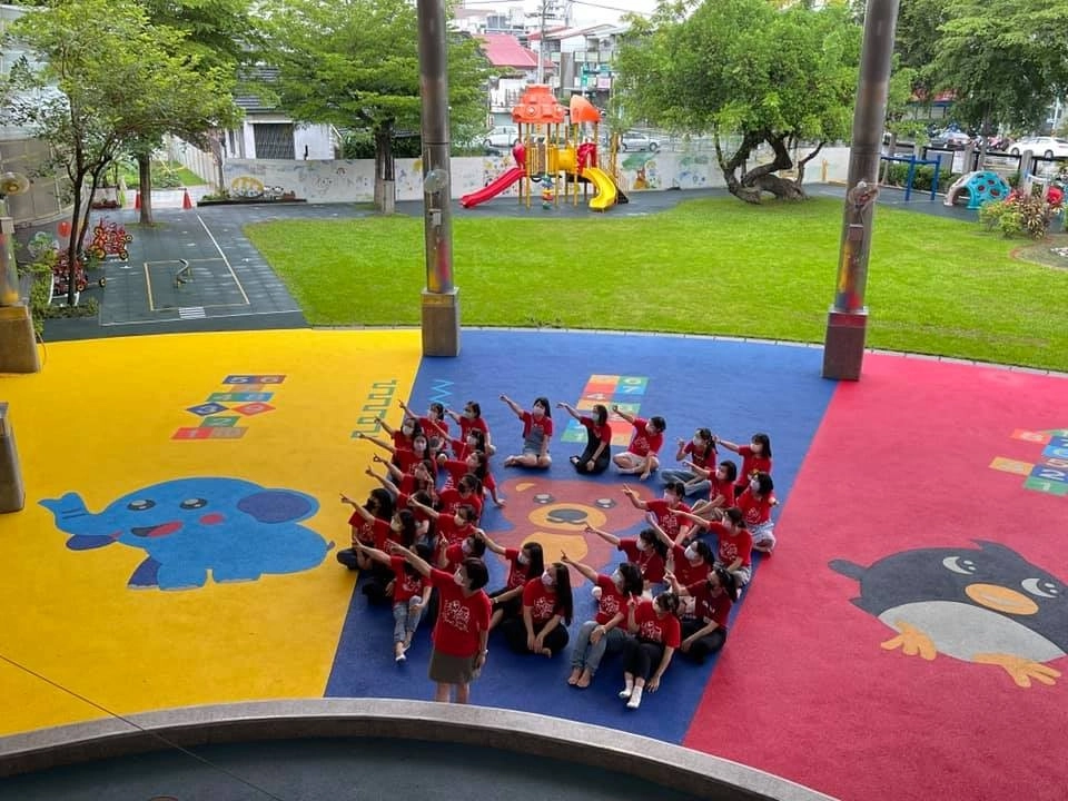 嘉義市立復國幼兒園,彩虹廣場地墊更新。