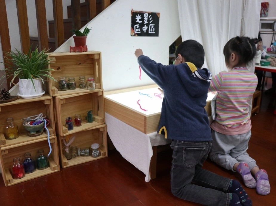 新興國小附幼增置光桌,並提供具透光性的素材讓幼兒能近便取用。