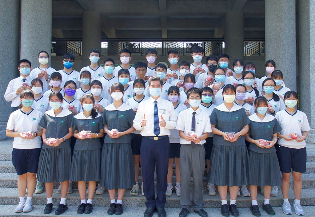 臺南慈濟高中111年繁星推薦有40人金榜題名成為準大學生,其中22人錄取國立大學。