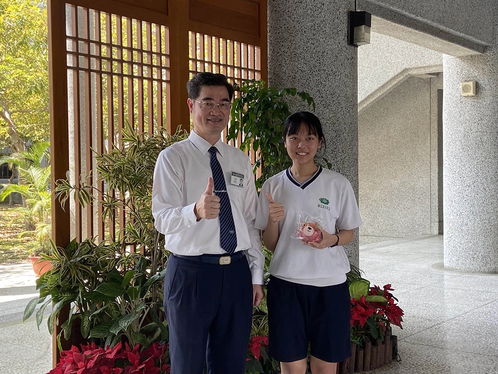 楊昀蓁同學與兩位姊姊從小學、國中、高中一路接受慈濟教育,今年成績優異錄取臺灣師範大學地球科學系。