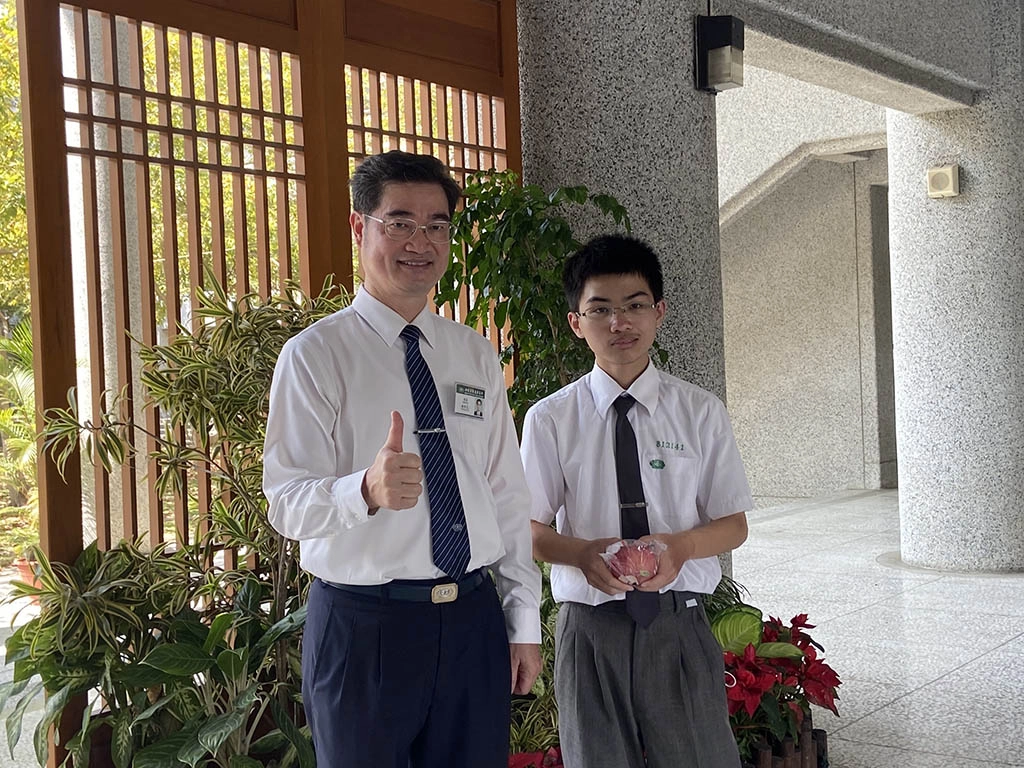 歐家宏同學錄取慈濟大學醫資系,他希望以一顆感恩的心幫助更多人。