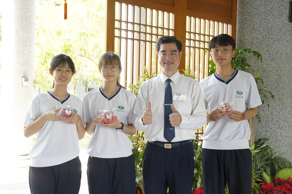 本屆繁星推薦延續去年佳績,左起莊棋淳、蘇庭妤、謝秉錡三位學生,通過醫牙學系第一階段。