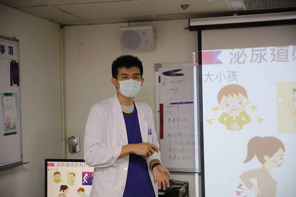 花蓮慈院小兒部張育晟醫師為住院病童及家屬分享,如何預防泌尿道感染。