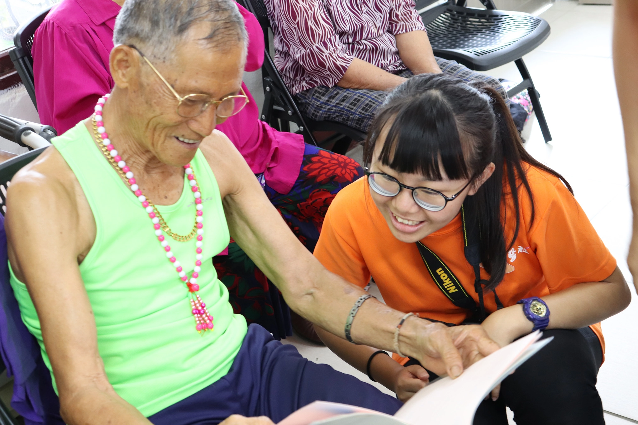 人發心系鄭雯倩同學,服務於人醫社和人發心LAQI佳民課輔陪伴志工,鄭雯倩同學表示,在服務過程中都會去想他們真正的需要是甚麼,像是在松浦時就會想要了解長者的心理健康。
