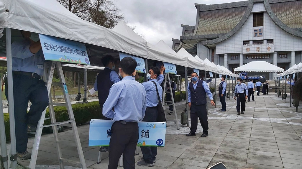 25日下午,慈濟基金會總務室團隊快速的搭建市集帳篷。