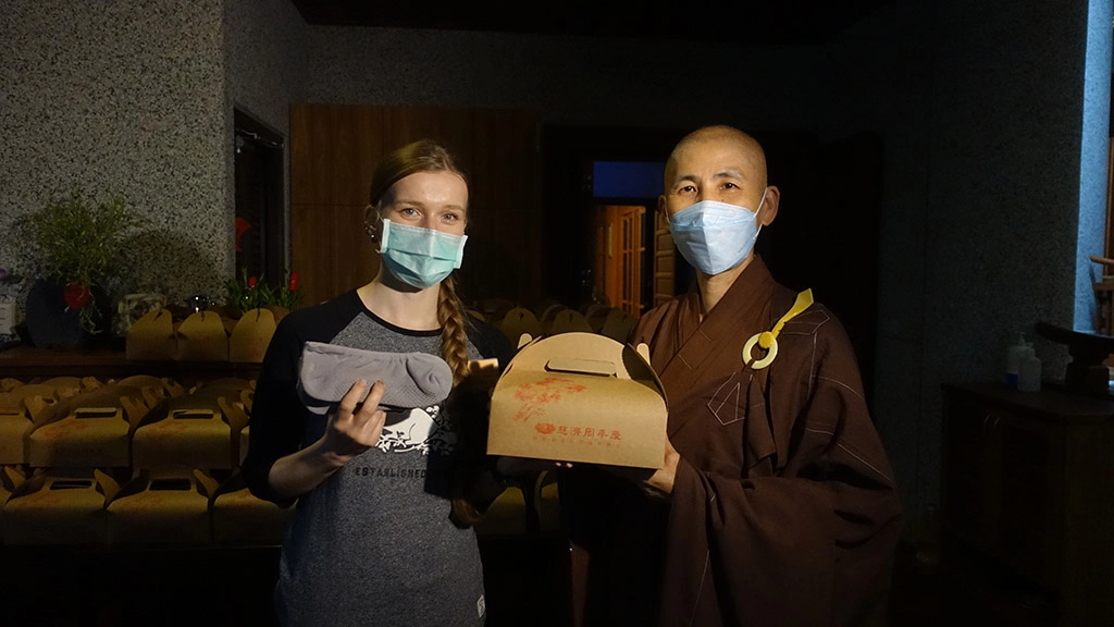 鄭莎莎一踏進靜思精舍,就很喜歡禪風建築、師父的服儀。