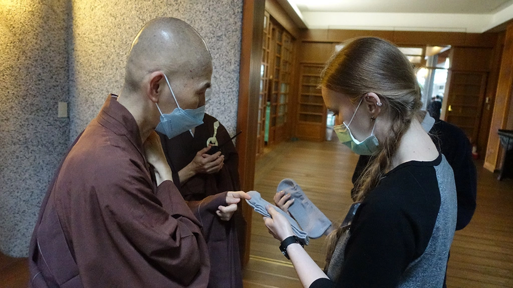 鄭莎莎一踏進靜思精舍,就很喜歡禪風建築、師父的服儀。
