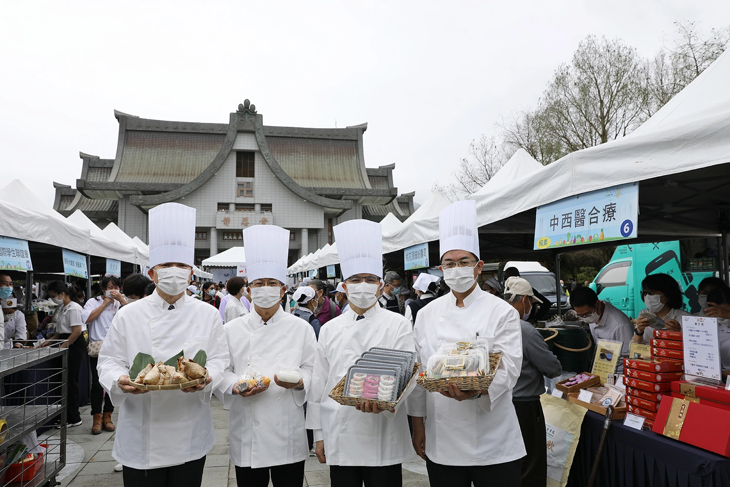 開幕時間十點還未到,人潮絡繹不絕,花蓮慈院院長林欣榮、副院長吳彬安、何宗融、復健部主任暨花蓮縣醫師公會理事長梁忠詔邀約民眾參與市集,健保署東區業務組組長李名玉也蒞臨現場。