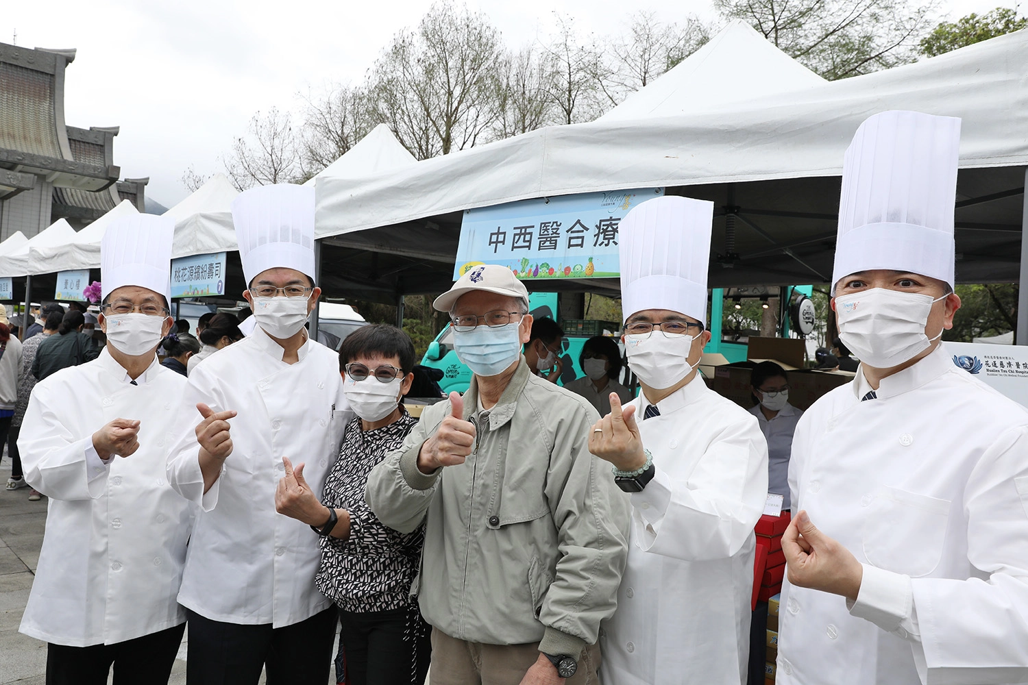 開幕時間十點還未到,人潮絡繹不絕,花蓮慈院院長林欣榮、副院長吳彬安、何宗融、復健部主任暨花蓮縣醫師公會理事長梁忠詔邀約民眾參與市集,健保署東區業務組組長李名玉也蒞臨現場。
