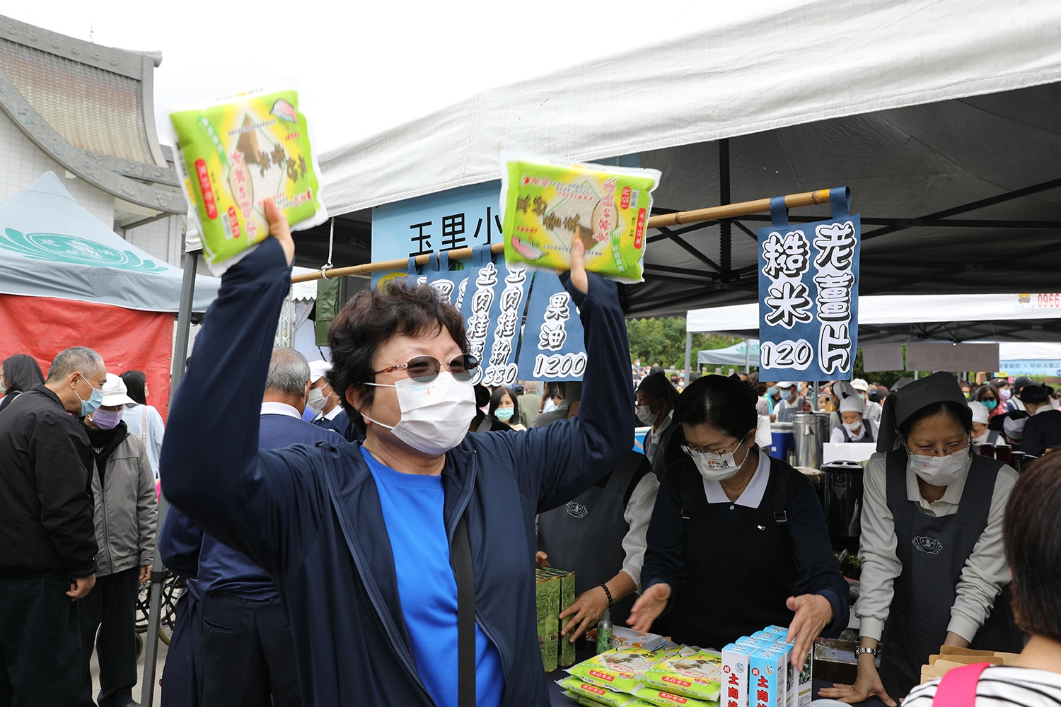 玉里慈濟醫院院長陳岩碧,與玉里慈濟志工義賣當地農特產支持公益蔬食市集。