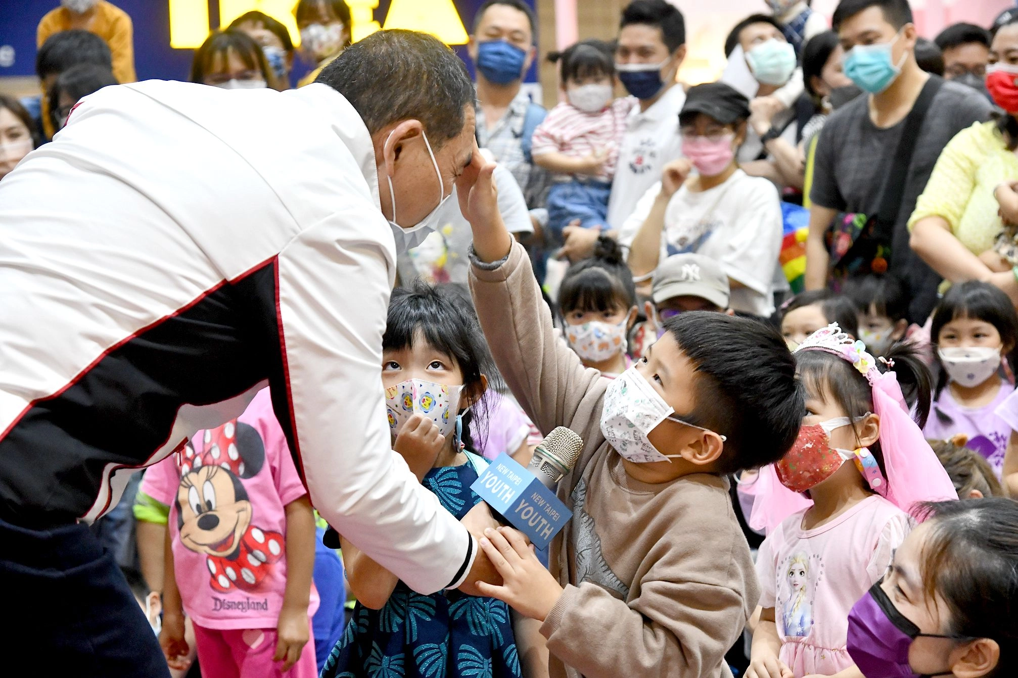 侯友宜26日前往活動會場,和現場孩子們一同唱跳、互動。
