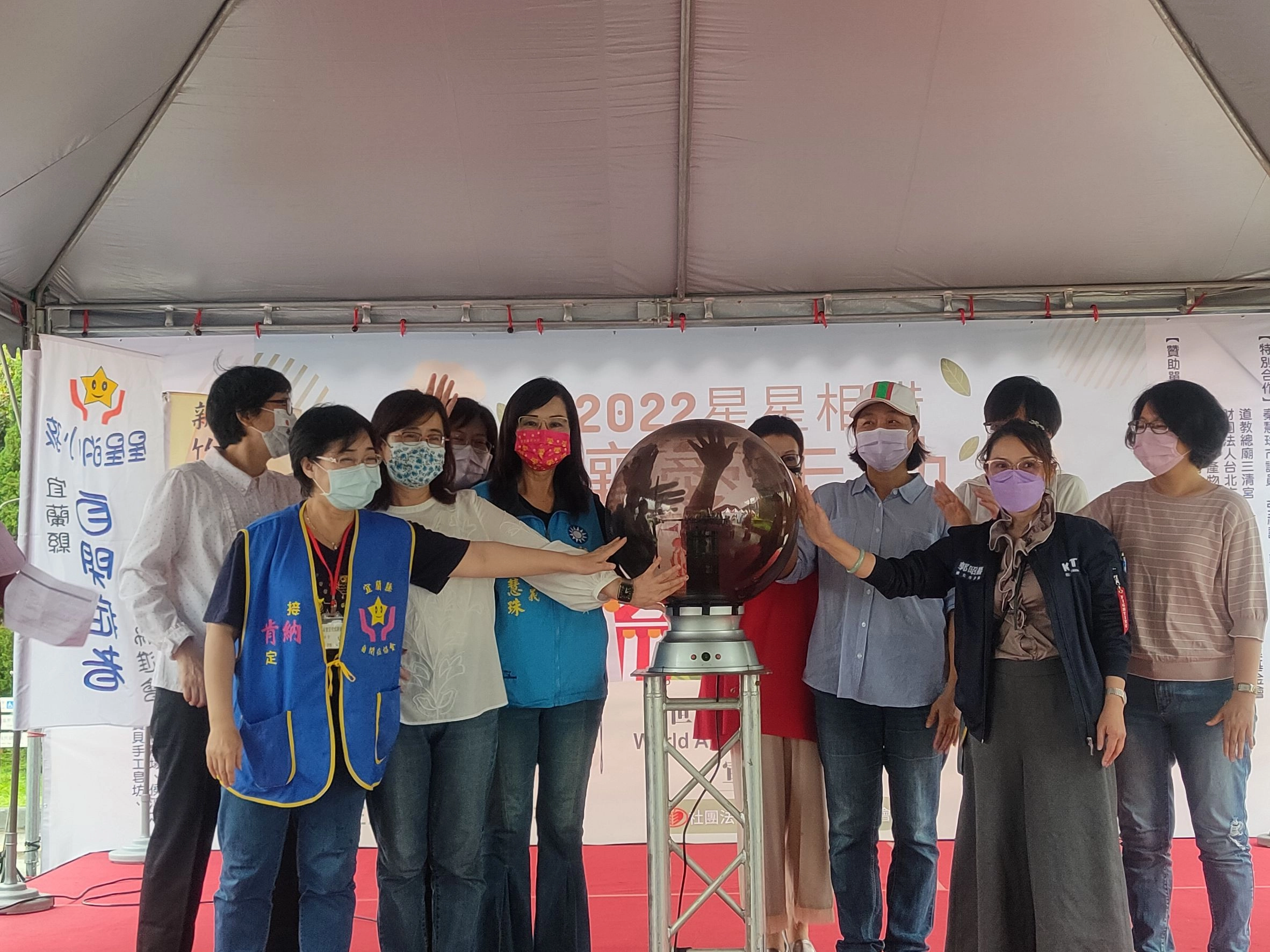 依左到右順序:1.中華民國自閉症總會藍美玲監事 2.宜蘭縣自閉症協會游妙香理事長 3.立法院林奕華立法委員 4.台北市自閉症家長協會許三妹 5.台北市議會秦慧珠議員 6.中華民國自閉症總會朱靜嫻副理事長 7.中華民國自閉症總會陳惠玲理事長 8.台北市政府社會局何嵩婷股長 9.台北市議會郭昭巌議員 10.衛福部社家署魏子容科長。