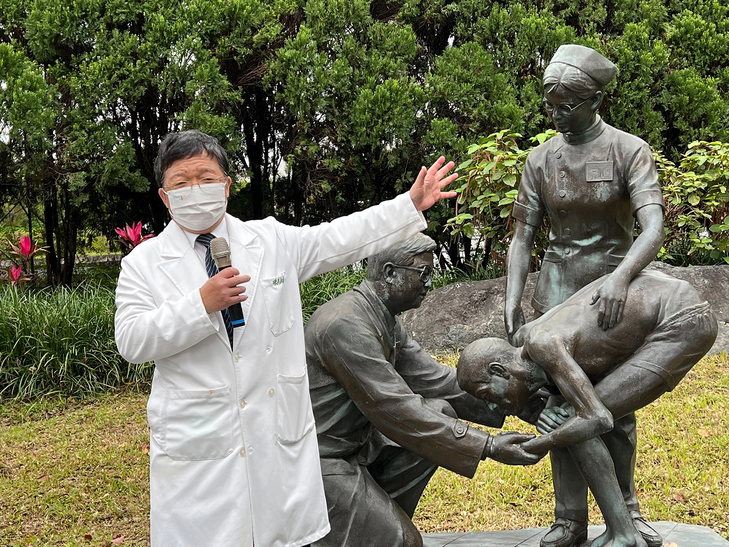花蓮慈院名譽院長陳英和親自導覽醫療故事,獲得民眾熱烈回響。