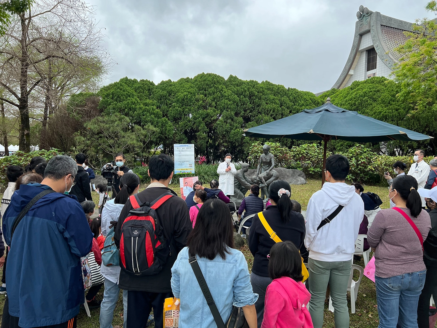 花蓮慈院名譽院長陳英和親自導覽醫療故事,獲得民眾熱烈回響。