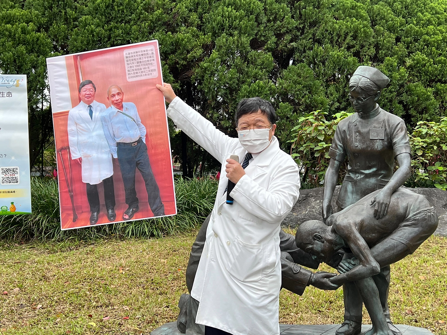 陳英和院長還秀出銅像中的病友簡先生回診與他的合照,兩人醫病情超過四分之一世紀。
