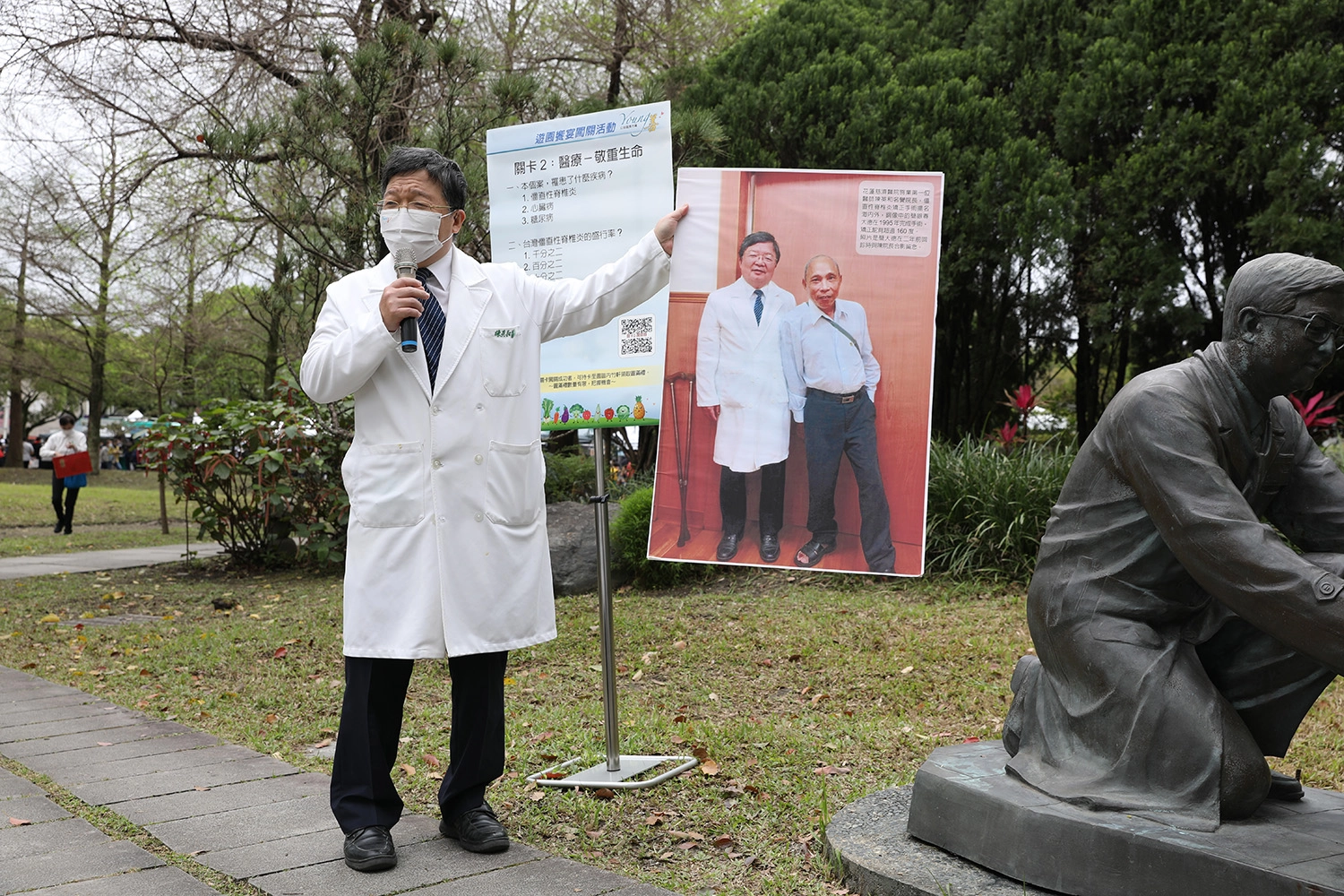 陳英和院長還秀出銅像中的病友簡先生回診與他的合照,兩人醫病情超過四分之一世紀。