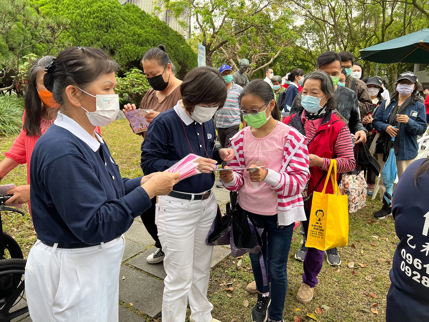 每聽完導覽,民眾排隊蓋章,領口罩小禮物。過五關或九關,還有驚喜禮券。