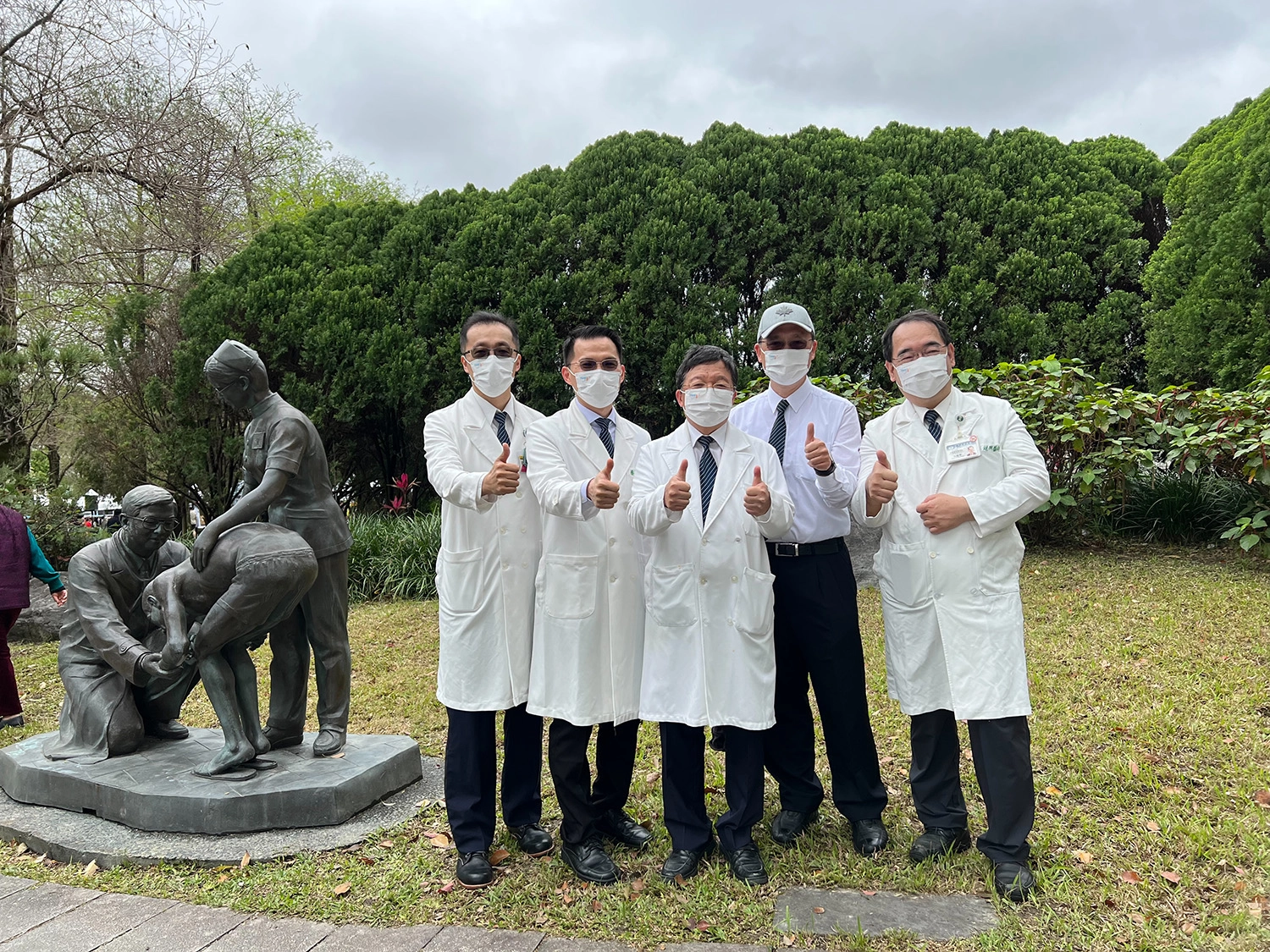 上午,疼痛科主任王柏凱(左一)、神經外科部主任蔡昇宗(左二)、內科部副主任王智賢(右二)、外傷中心主任王健興(右一)與陳英和名譽院長(左三)開心留影見證歷史。